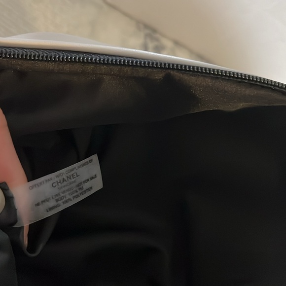 Chanel Skincare Set: Micro Creme, La Mousse Cleanser & Chanel Skincare Pouch - Picture 13 of 16